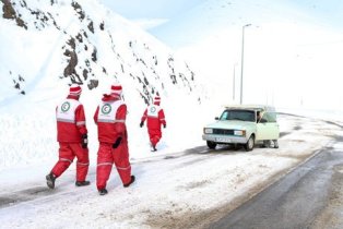 کمک رسانی هلال احمر به خودرو‌های گرفتار در برف منطقه تاراز