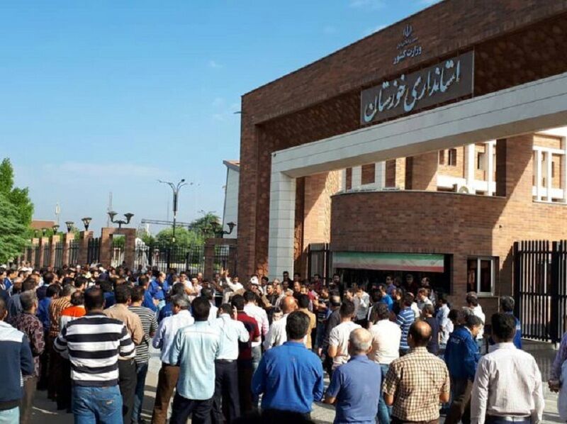 کارگران گروه ملی در اهواز مقابل استانداری خوزستان تجمع کردند